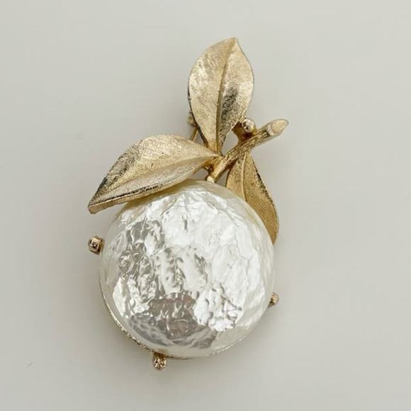 Vintage 1965 Sarah Coventry Pearl Bloom Brooch Pin - Picture 4 of 11